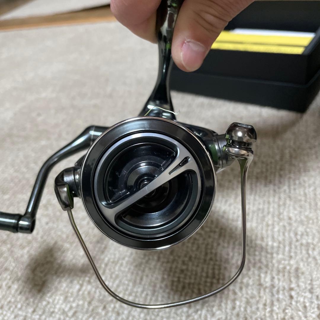 スピニングリール目立った傷や汚れなし