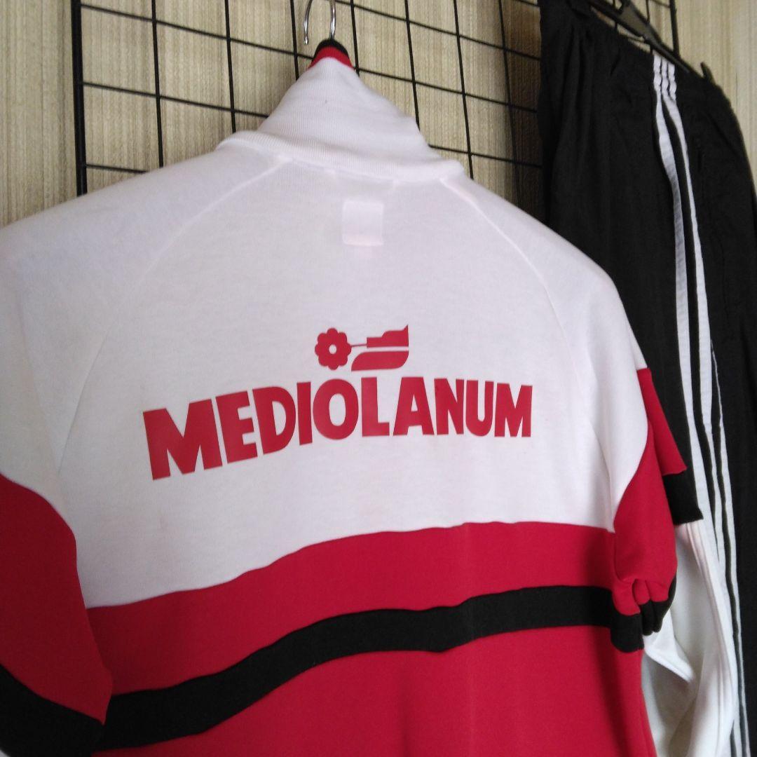 adidas ジャージ MEDIOLANUM 赤白黒と布製パンツ。