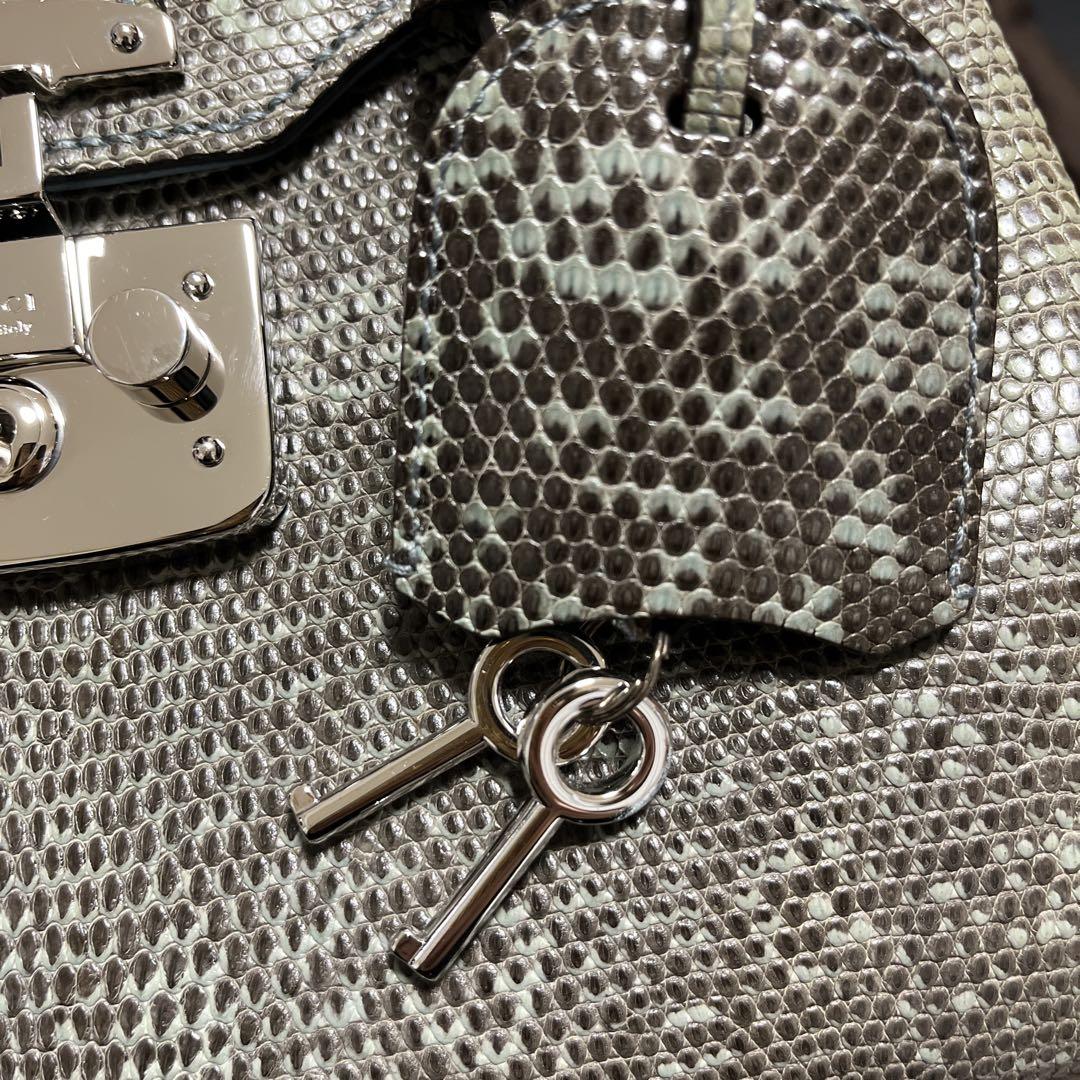 ✟