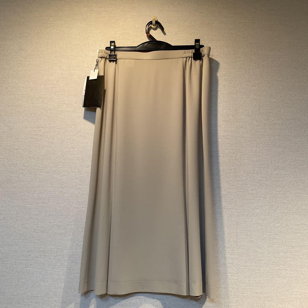 国産　新品未使用　上品　黒 Tシャツ、きなりのスカート
