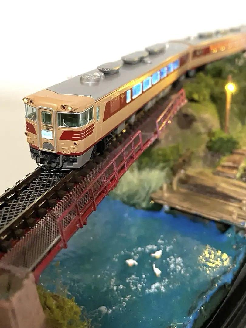 Nゲージ　鉄道ジオラマ　鉄道模型展示台　秘境駅　ガーター橋　湖　LED照明付き