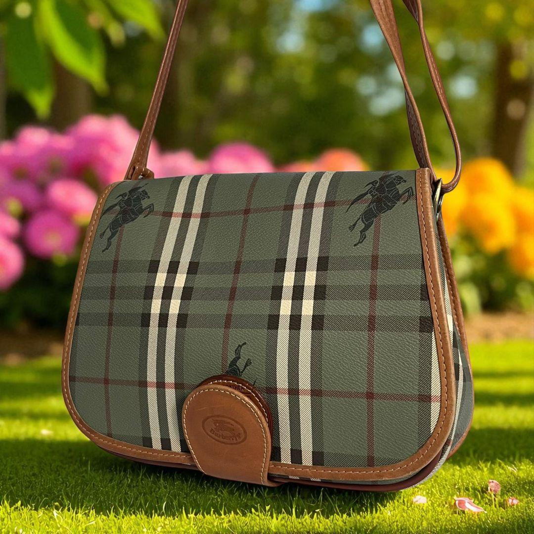 希少 BURBERRY ショルダーバッグ ホーボー グロメット レザー グリーン 希少 BURBERRY ショルダーバッグ ホーボー グロメット レザー