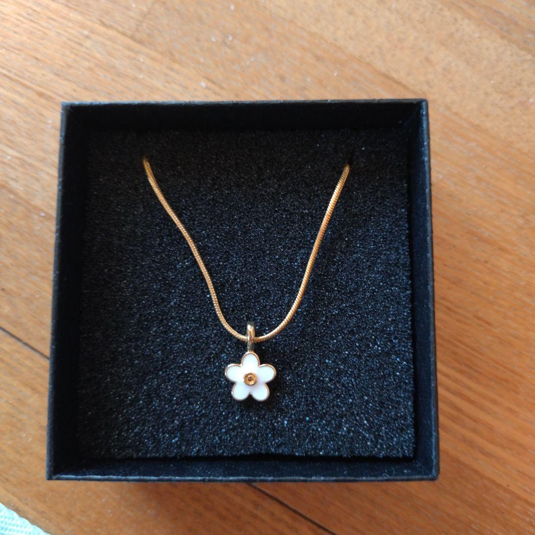 ぽ*む様 k18 刻印あり　ネックレス　ペンダント　お花　18k 刻印　遺品整理 k18 刻印あり ネックレス フラワー ペンダント 18k 刻印 遺品
