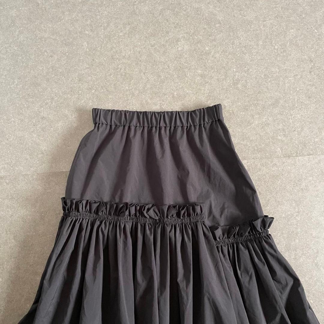 新品タグ付き フレアスカート ティアード 逆フリル ウエストゴム 黒 38 新品タグ付き フレアスカート ティアード 逆フリル ウエストゴム 黒 38