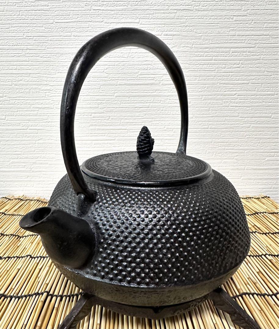 未使用品　南部岩鋳造　１８型平アラレ　南部鉄瓶　南部鉄器　鉄瓶
