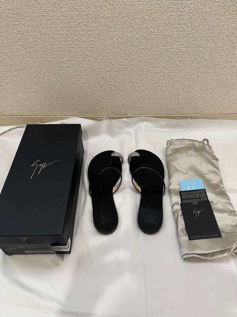 GIUSEPPE ZANOTTI ジュゼッペ ザノッティ 親指ビジューサンダル GIUSEPPE ZANOTTI ジュゼッペ ザノッティ 親指ビジューサンダル