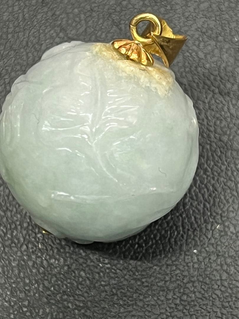 翡翠　花や鳥の彫刻入り ネックレストップ 球形　ペンダント　K18金