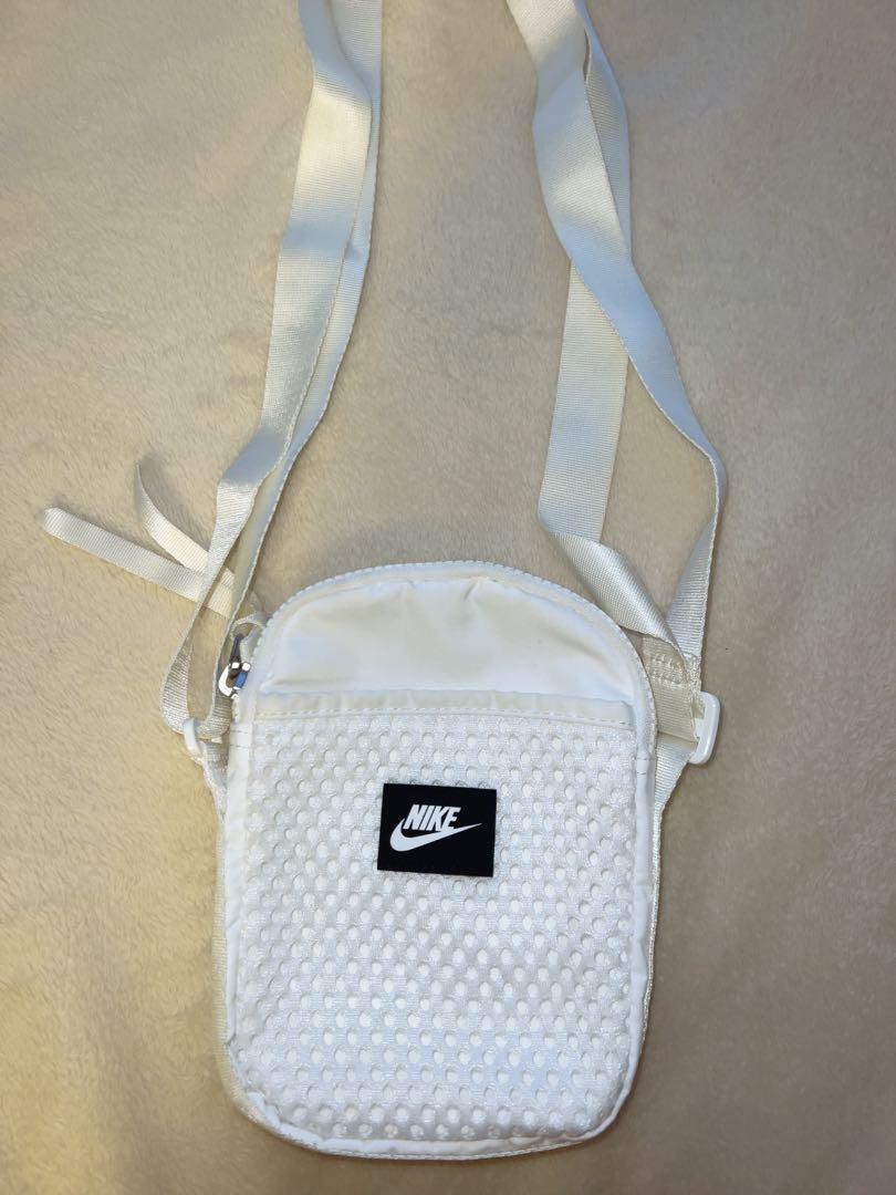 Nike ホワイト ショルダーバッグ 新品未使用 NIKE ショルダーバッグ バッグ 「NIKEアパレル」WSNSWFUTRA