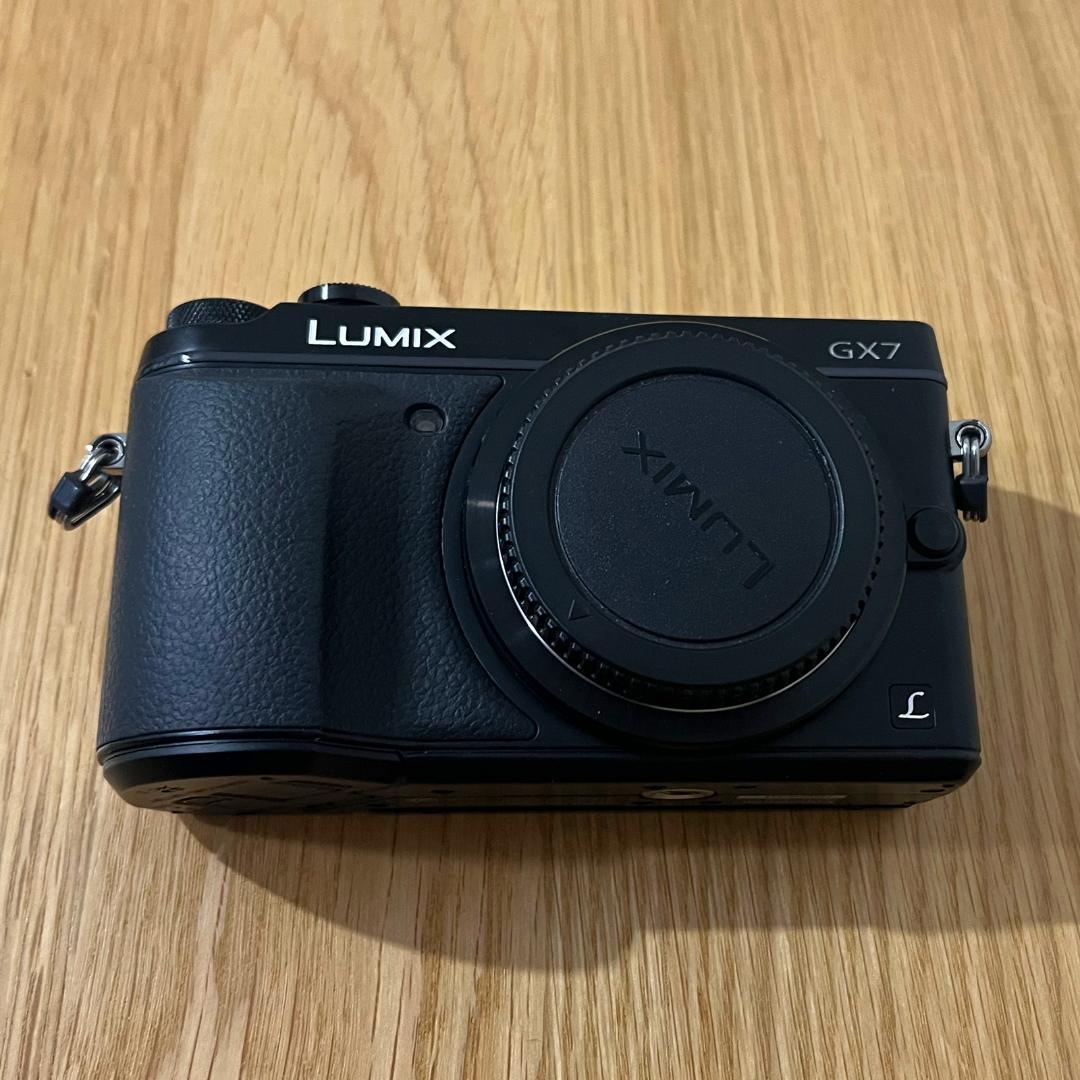 Panasonic LUMIX DMC-GX7本体と付属品及びレザーストラップ