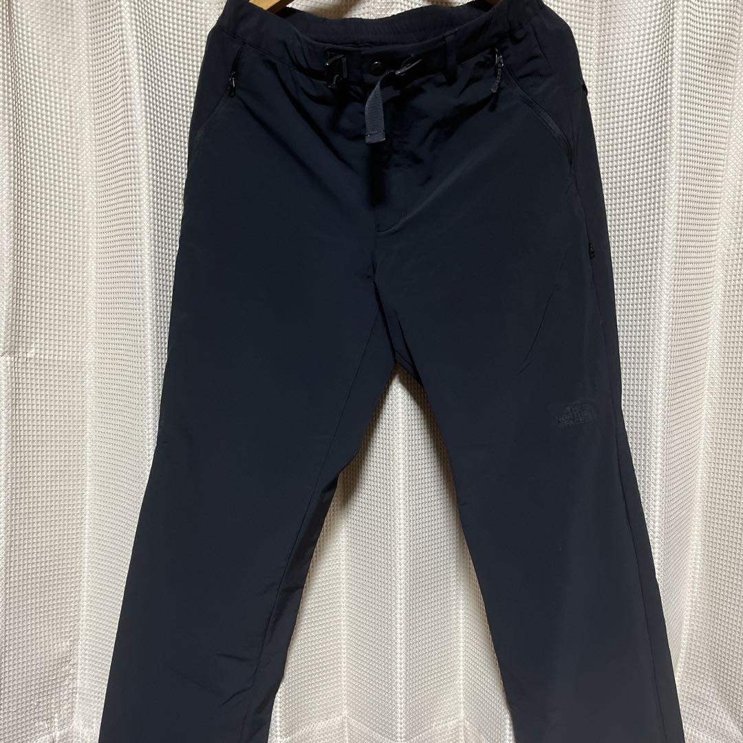 黒のアウトドアパンツ 調整可能ウエスト