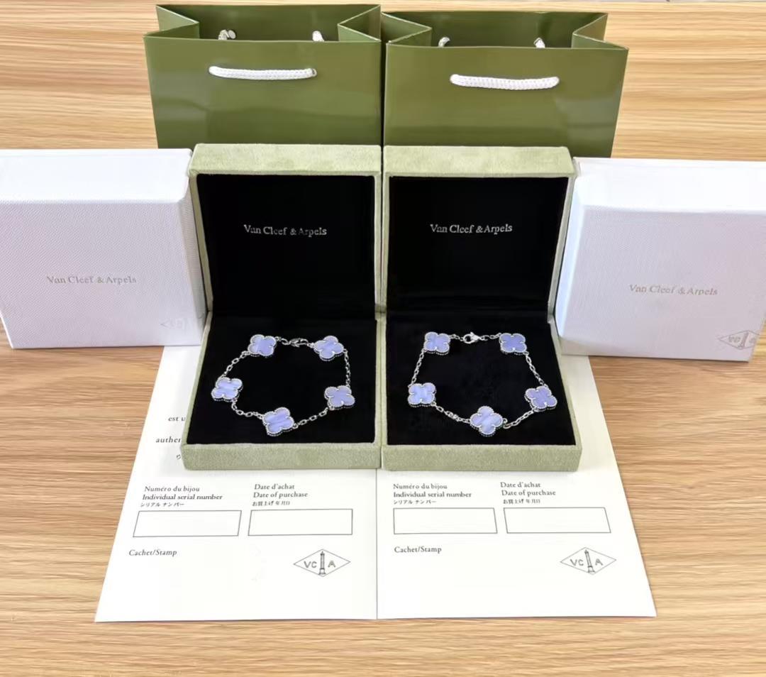 Van Cleef & Arpels青い玉髄三枚腕輪です