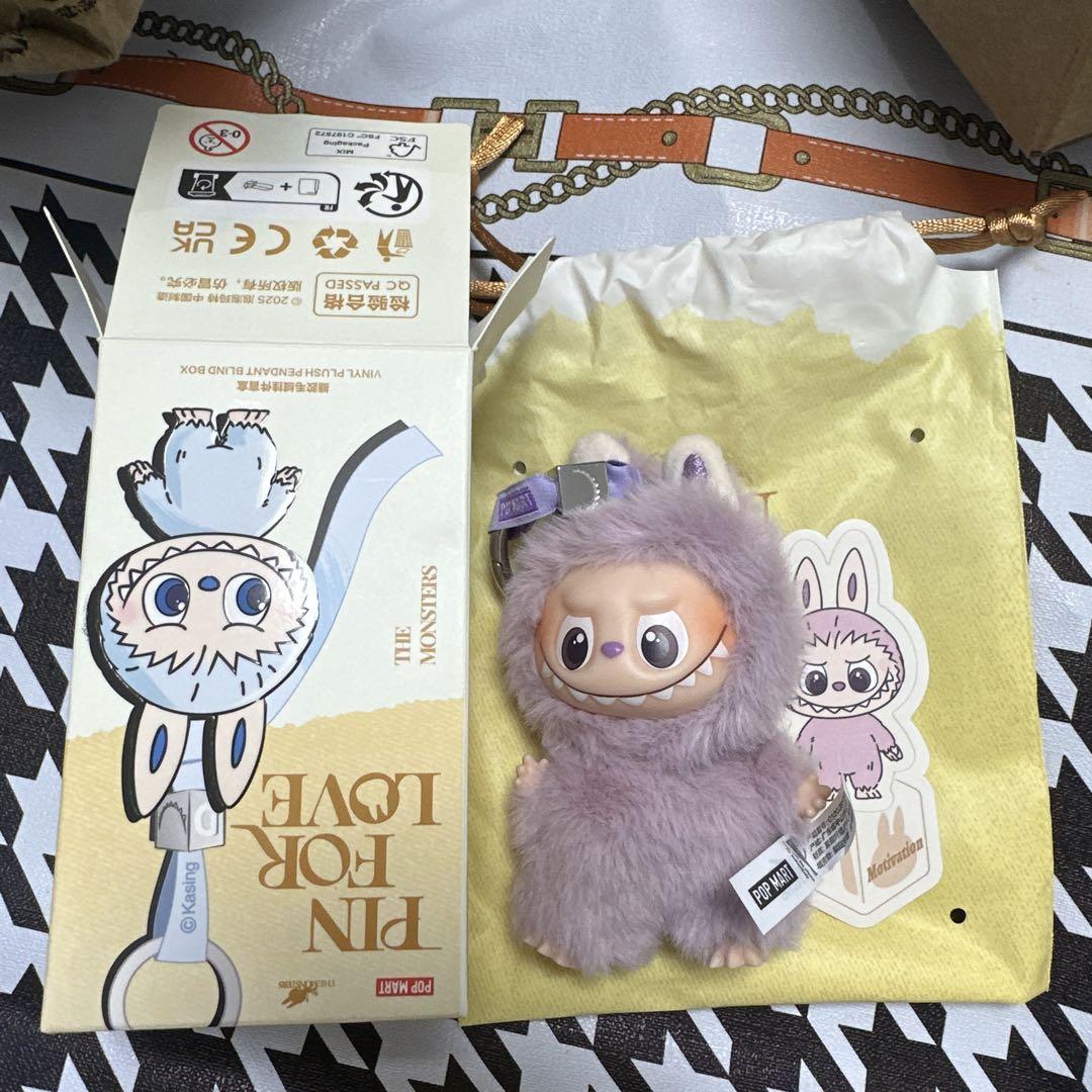 ラブブ　LABUBU PIN FOR LOVE ぬいぐるみペンダント H ラブブイニシャルLABUBU PIN FOR LOVE ぬいぐるみペンダント X