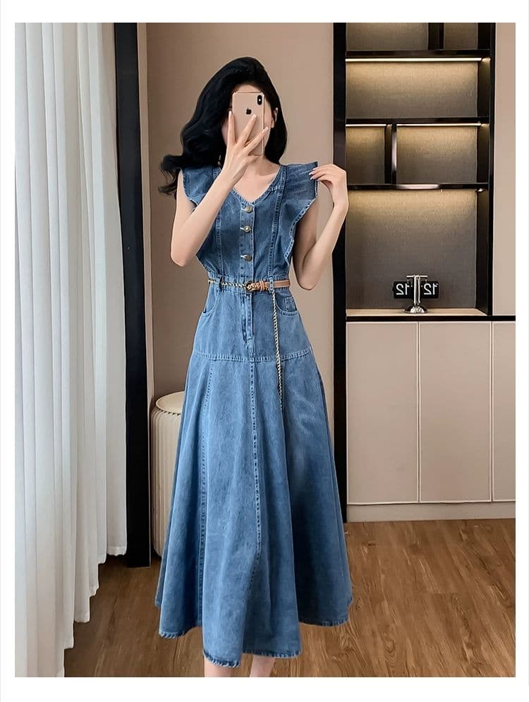 お出かけにもぴったり！薄手デニムフリルスカートノースリーブVネックワンピース