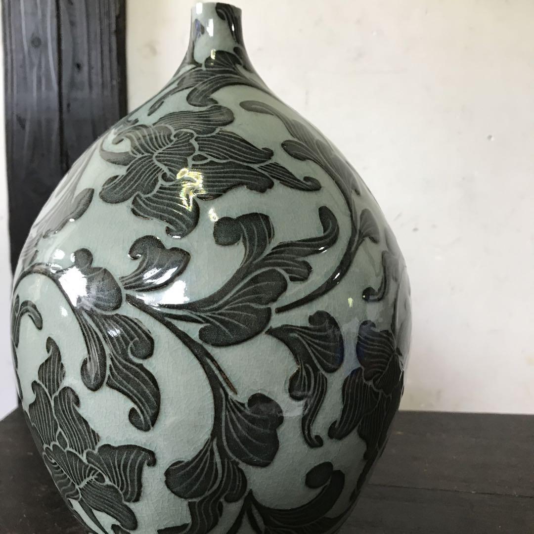 美品　陶器　花瓶　浮き彫り　落ち着いた色合いとデザインがモダンな　フラワーベース