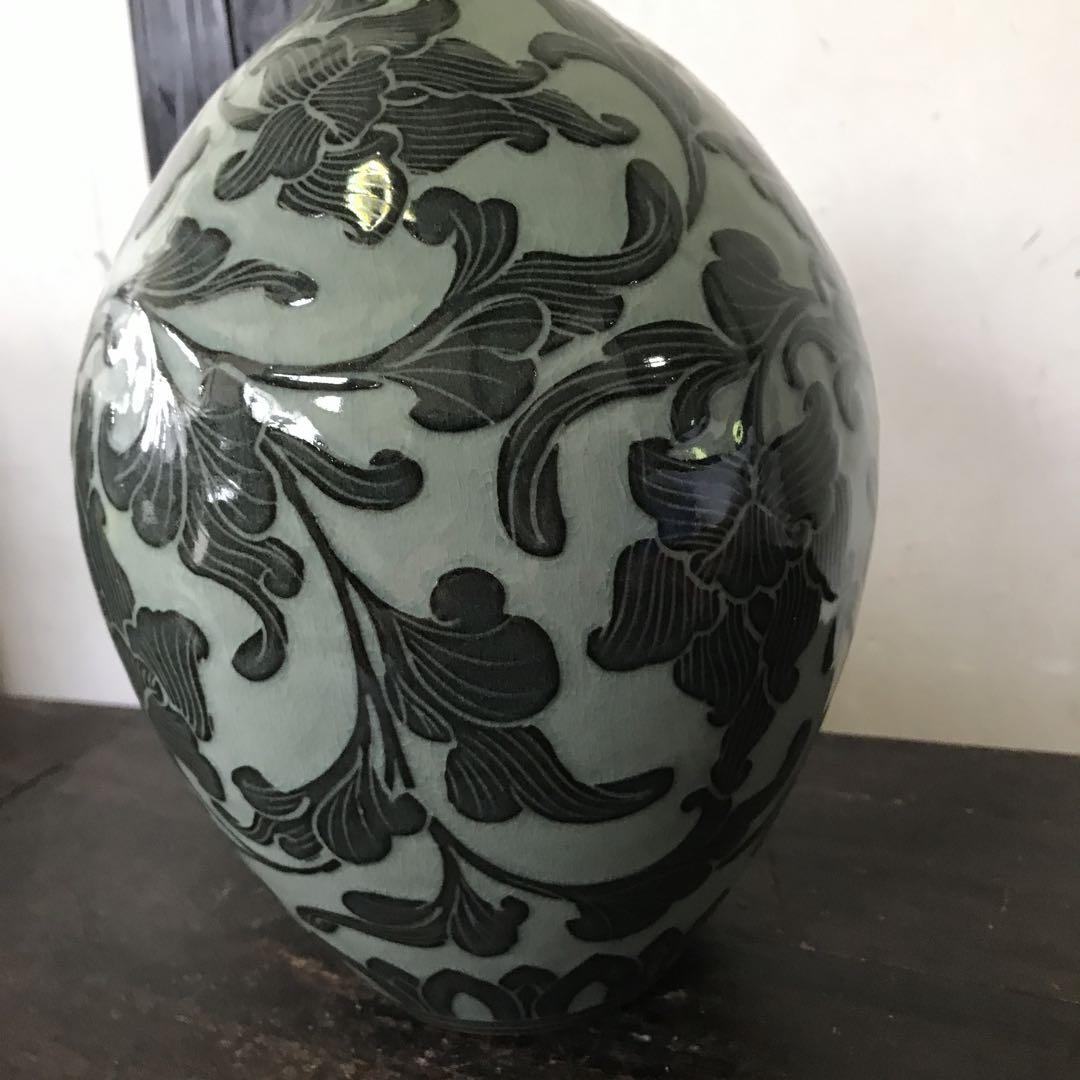 美品　陶器　花瓶　浮き彫り　落ち着いた色合いとデザインがモダンな　フラワーベース
