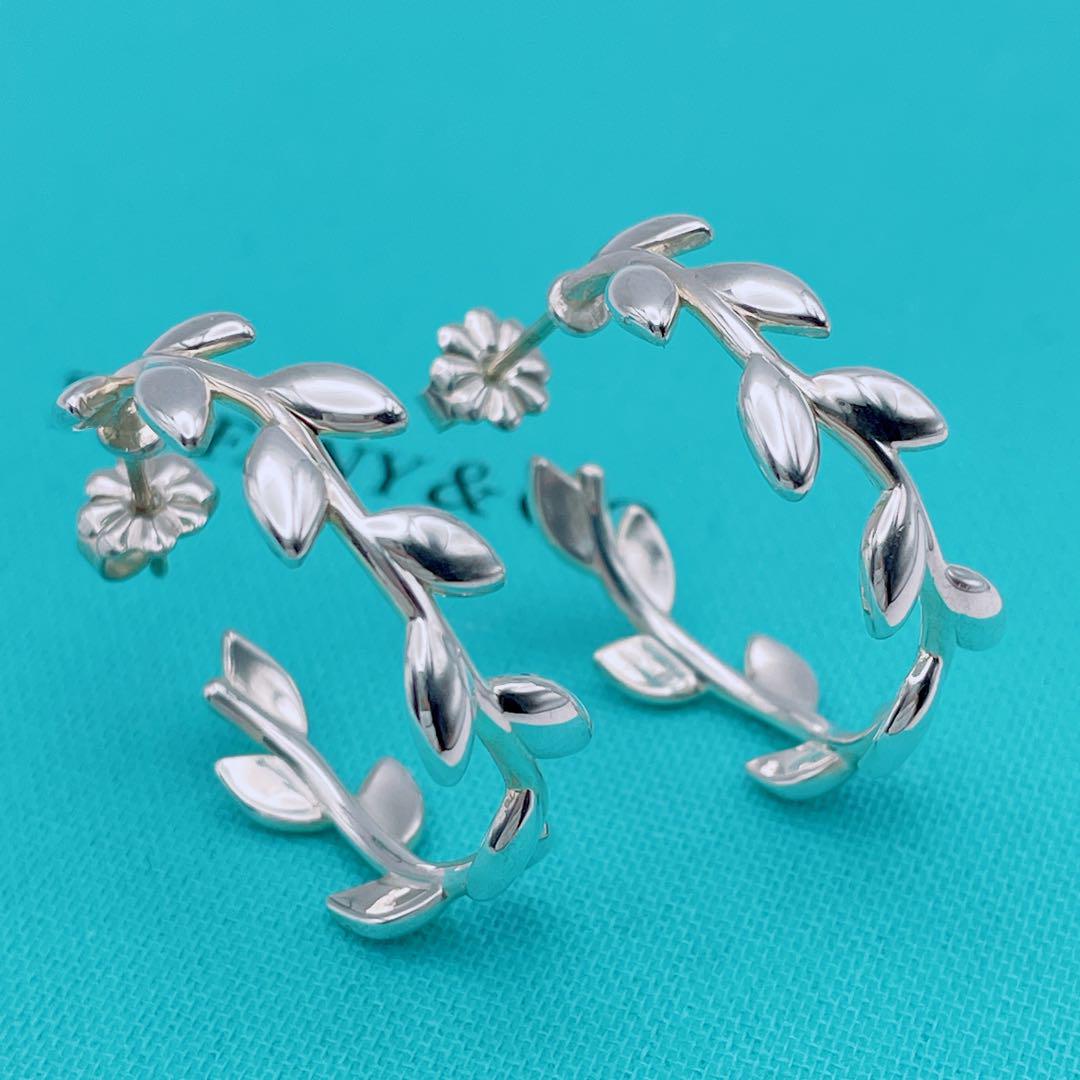 美品！Tiffany & Co. シルバーピアス リーフデザイン Tiffany & Co. ピアス オリーブ フープ リーフ シルバー - メルカリ
