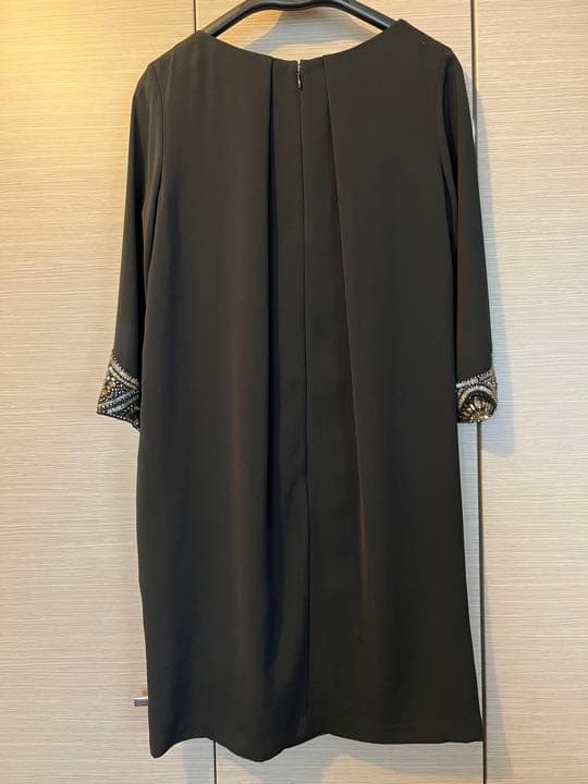 グレースクラス ドレープワンピース 袖ビジュー ブラック | www