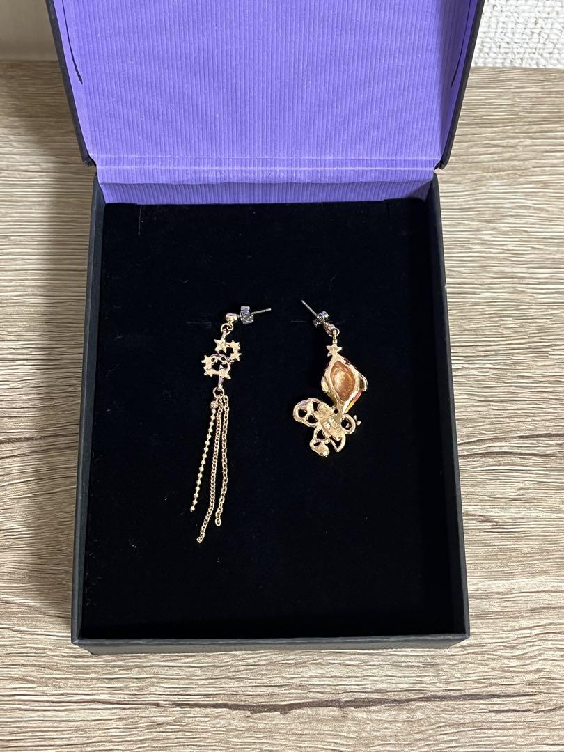 ANNA SUI 金魚と星のモチーフピアス アシンメトリー