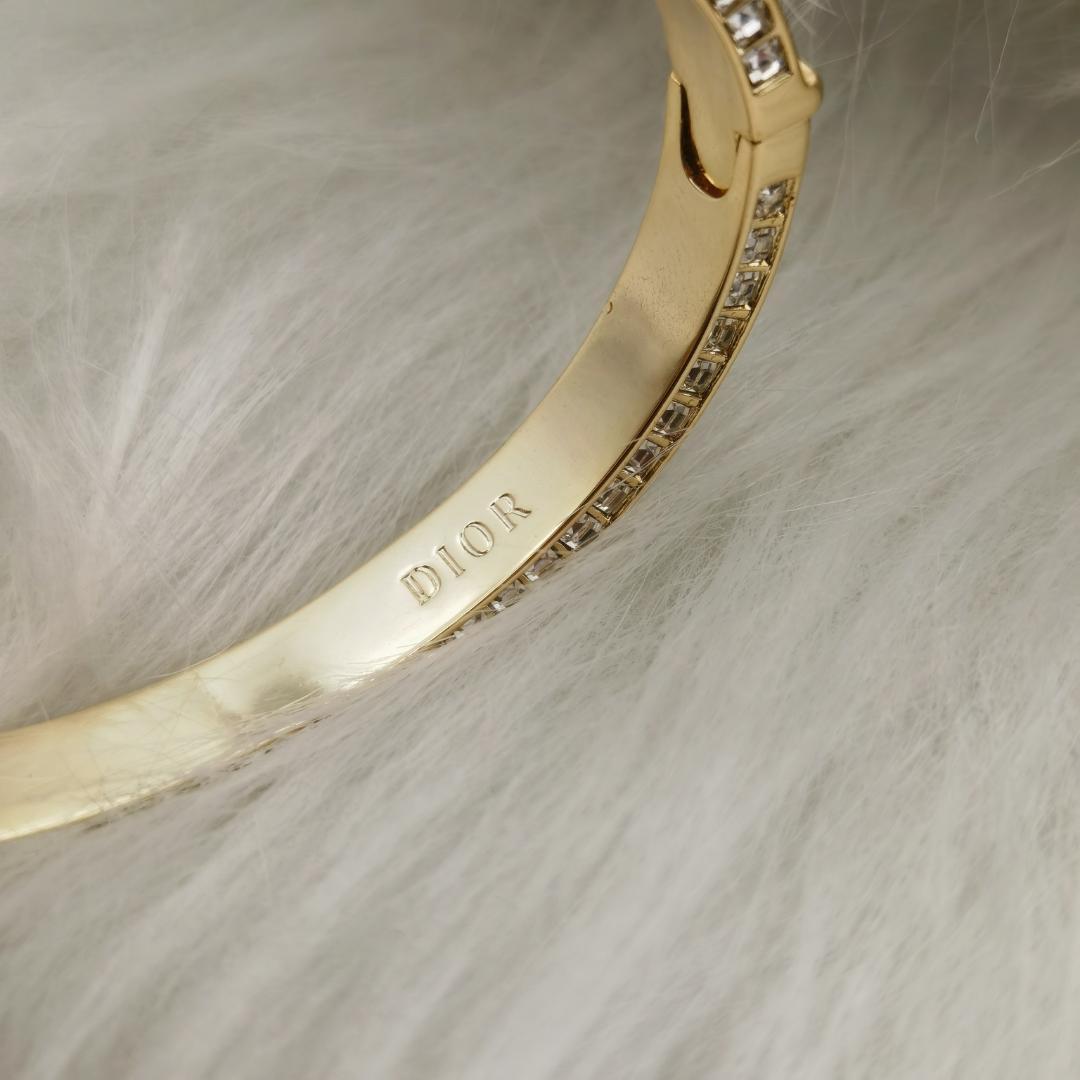 【キラキラが可愛い♪】Dior 25ss バングル ✨美品 Christian Dior ディオールキラキラ バングル✨ - メルカリ