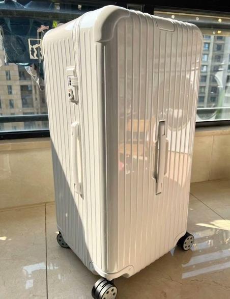 美品 リモワ Essential Trunk Plus マットホワイト 101L