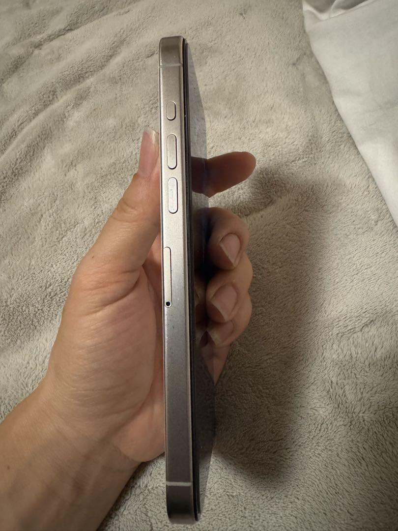 アメリカ版iPhone 15 Pro Max 256GB、美品，画面は交換済み