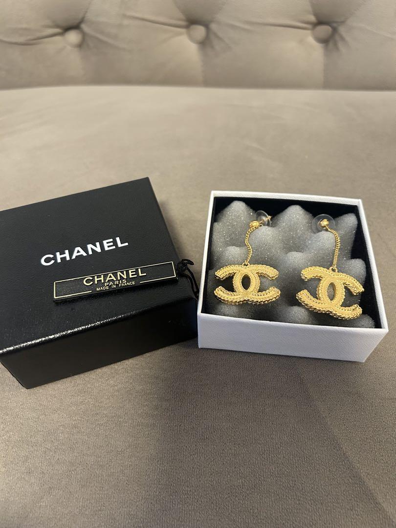 CHANEL ゴールド ロゴピアス 箱付き　正規品
