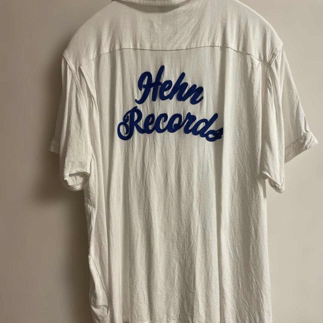 Hehn Records ホワイトシャツ 希少HEHN RECORDSヘンレコード藤井風レーヨン刺繍ロゴボーリング