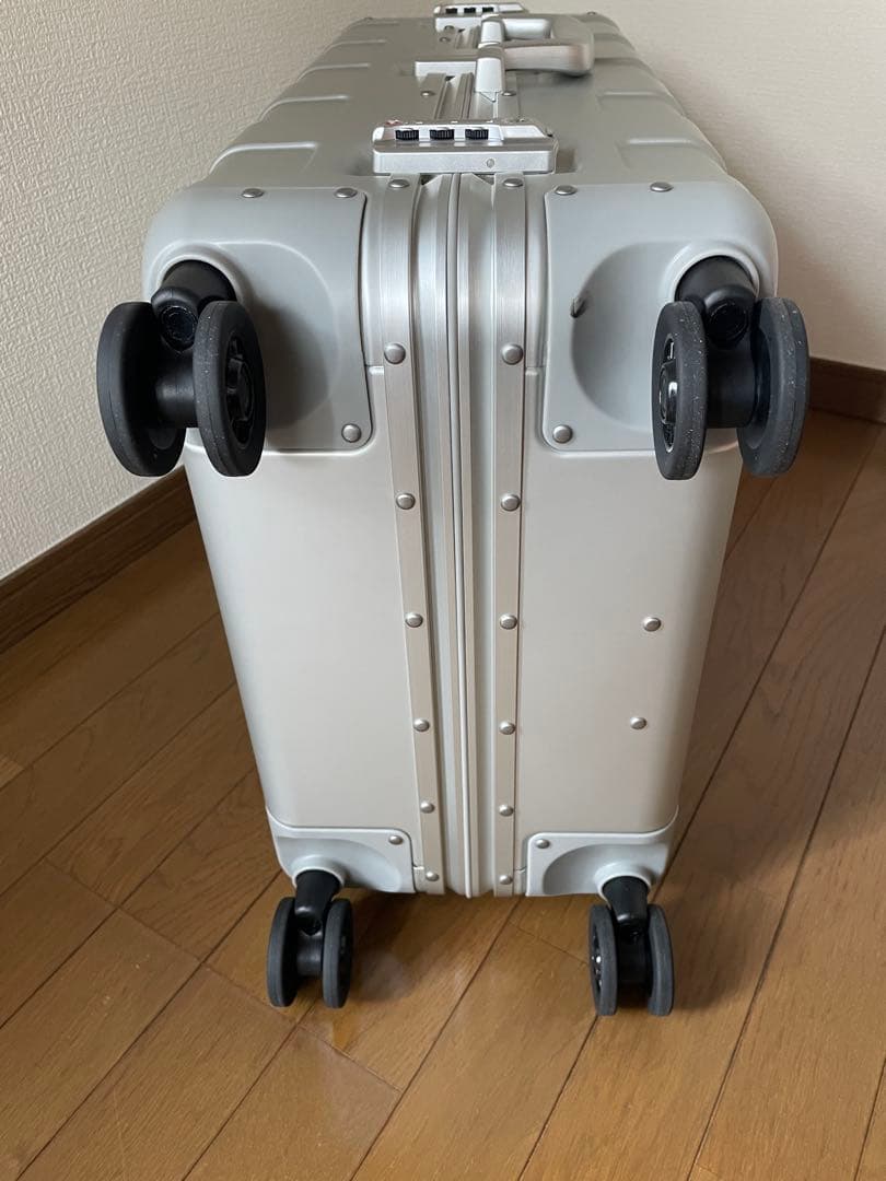 無印 アルミハードキャリーケース６０リットル シルバー