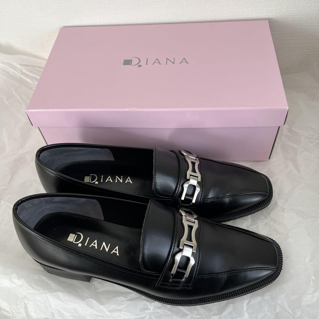 大人女性の Diana メタルチェーン ローファー ブラック 靴