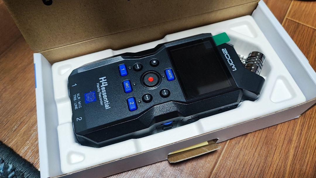 Zoom H4 essential ハンディレコーダー