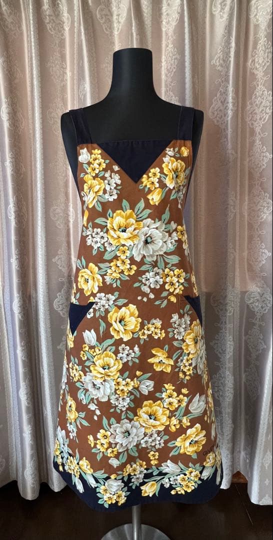 GIVENCHY 花柄エプロン　 取引き中です購入出来ません。