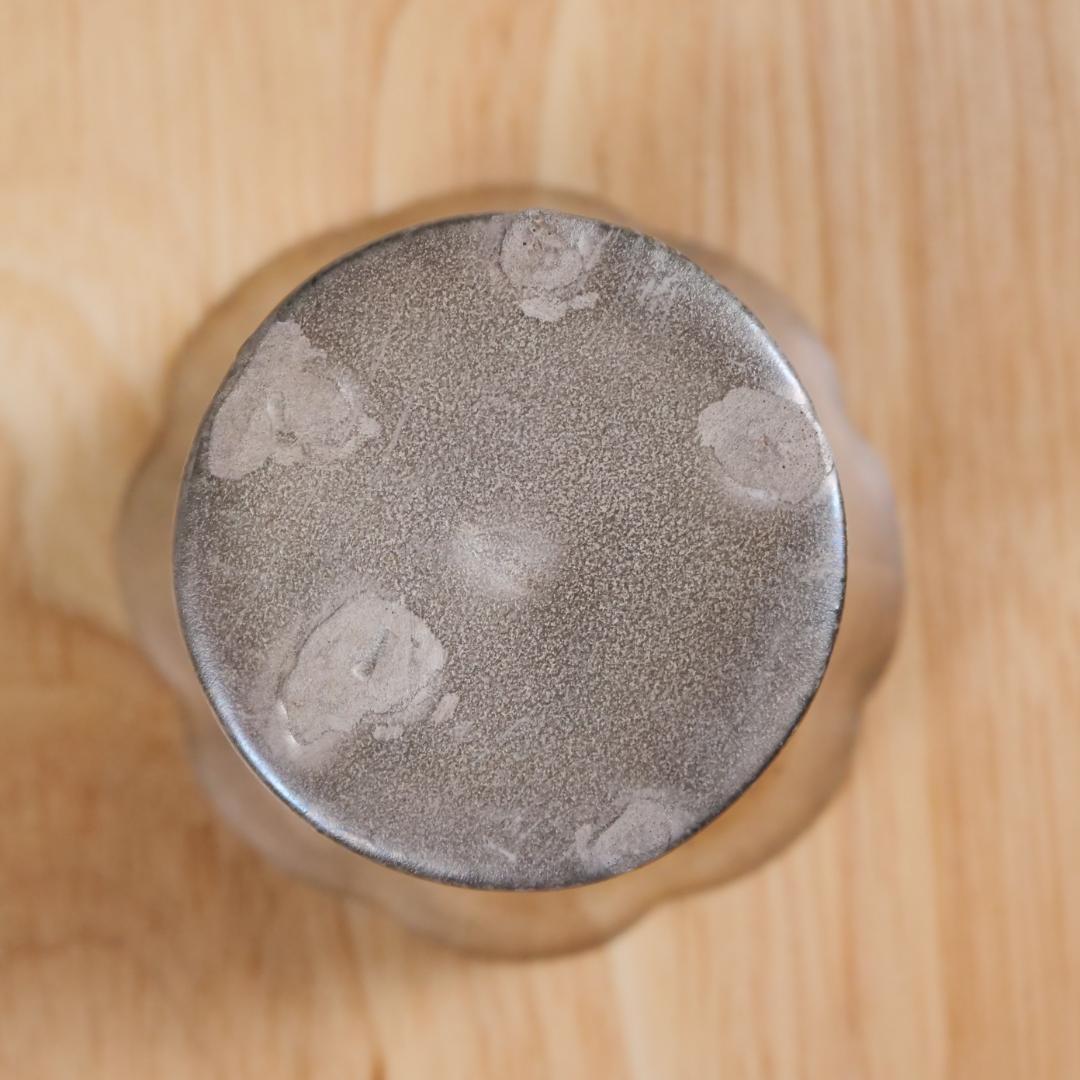 高台付花びら茶杯 内青白釉