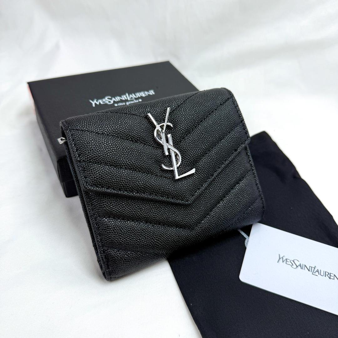 Yves Saint Laurent ブラック三つ折り財布 Yves Saint Laurent ブラック三つ折り財布
