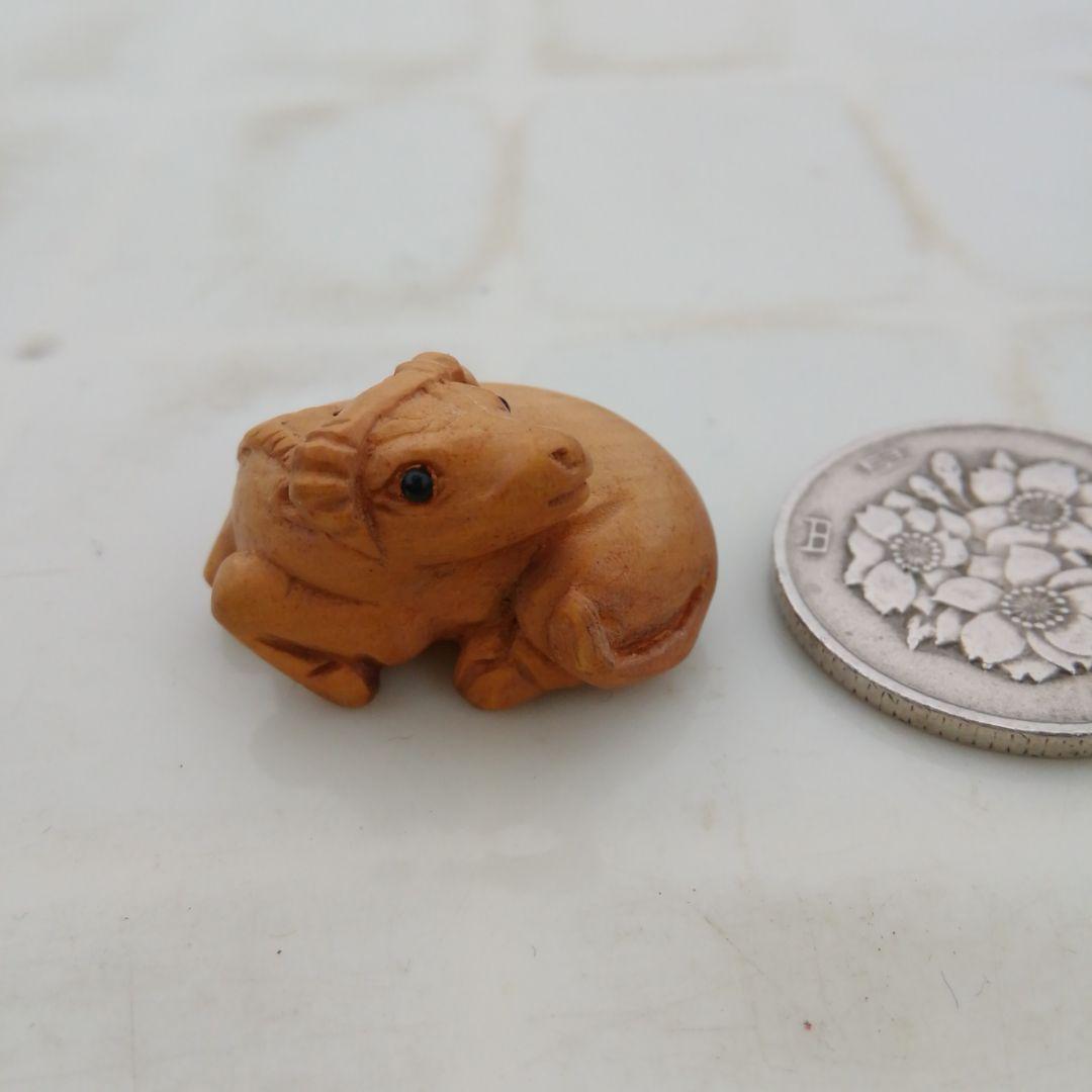 木製の牛のミニ根付け。