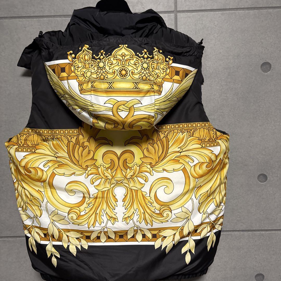 激安な VERSACE フード付きダウンベスト ゴールド装飾 ジャケット・アウター