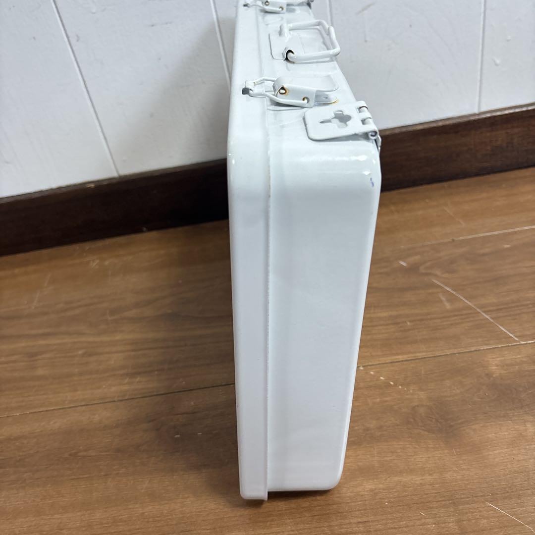 米軍放出品　FIRST AID KIT CASE ホワイト　送料無料