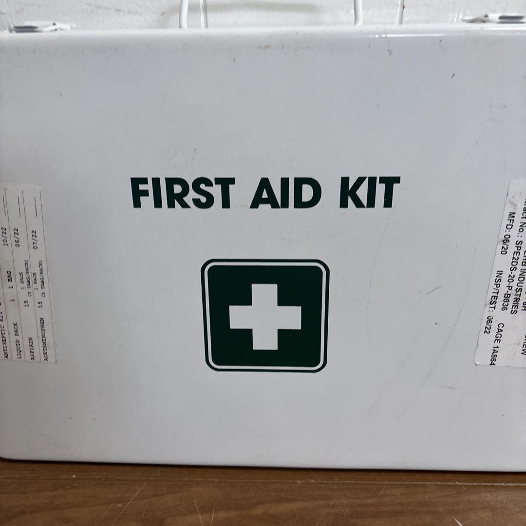 米軍放出品　FIRST AID KIT CASE ホワイト　送料無料