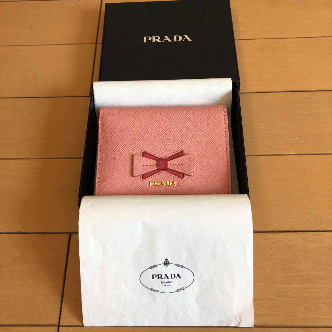 プラダ二つ折り財布