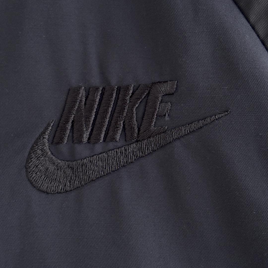 NIKE　デザインジャケット　刺繍ロゴ　ワンポイント　オールブラック　ブルゾン