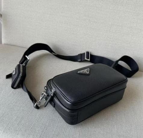 PRADA ブラックレザー ショルダーバッグ PRADA ブラックレザー ショルダーバッグ