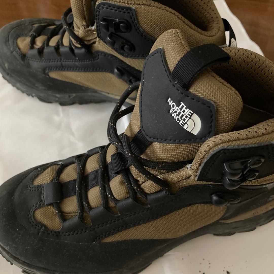 THE NORTH FACE トレッキングシューズ 黒/カーキ THE NORTH FACE トレッキングシューズ 黒/カーキ