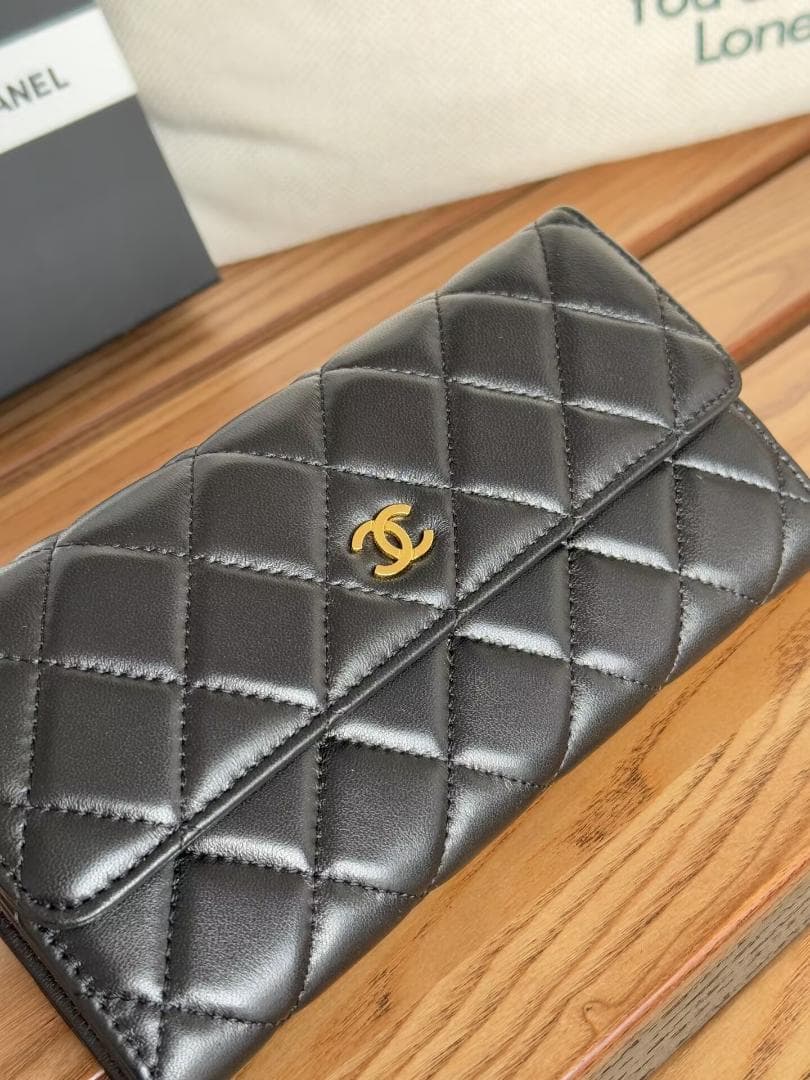 CHANEL シャネル二つ折りの長財布です