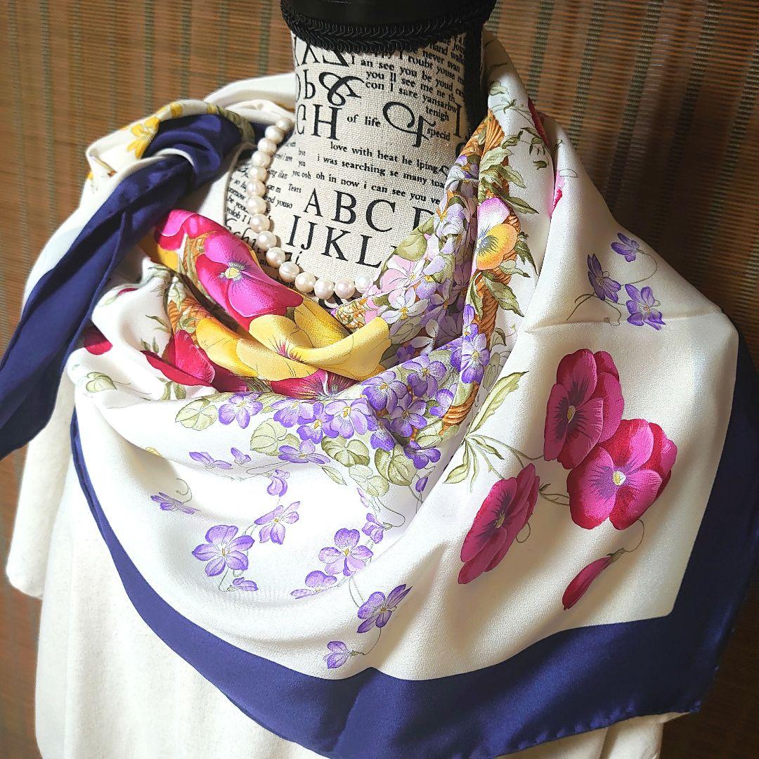 □未使用品□GUCCIグッチ□ネイビー系パンジー花柄シルク大判 □未使用品□GUCCIグッチ□ネイビー系パンジー花柄シルク大判