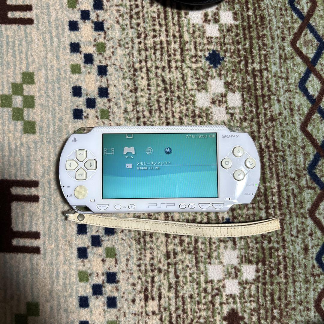 PSP本体 ホワイト 充電器 UMDソフト付き - メルカリ