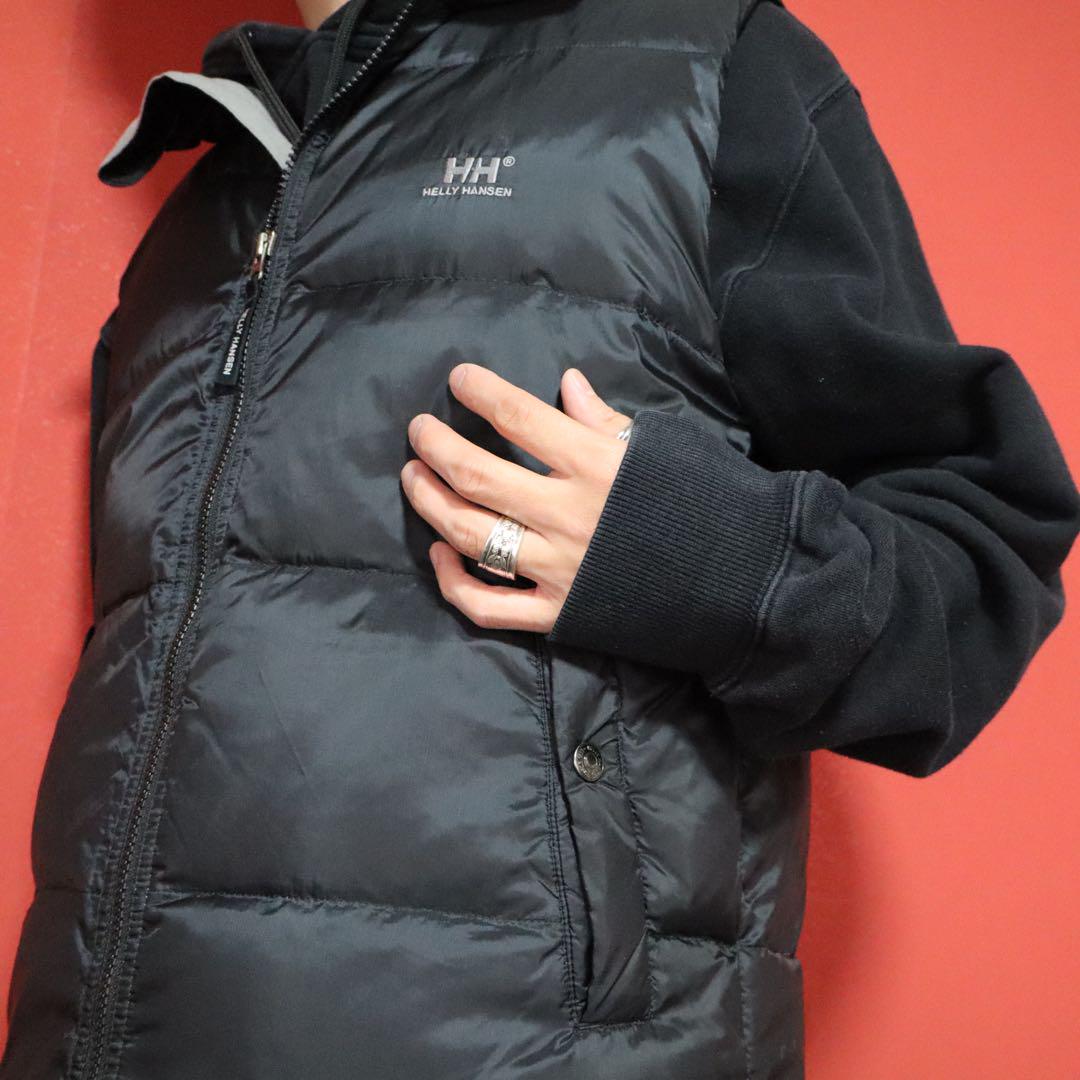 【極美品】HELLY HANSEN ロゴ刺繍 襟デザイン 中綿 ダウンベスト 極美品】HELLY HANSEN ロゴ刺繍 襟デザイン 中綿 ダウンベスト