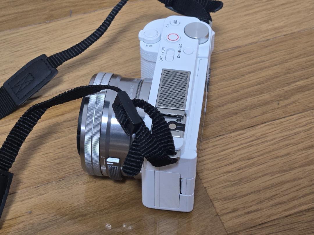 Sony ZV-E10 白　美品　ポーチ、ストラップ、USBケーブル付
