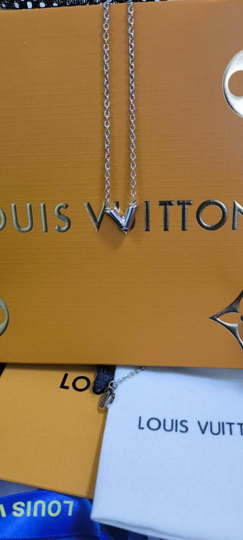 極美品*LOUIS VUITTON V字型ネックレス LOUIS VUITTON V文字のシルバーネックレスです 極美品 - メルカリ