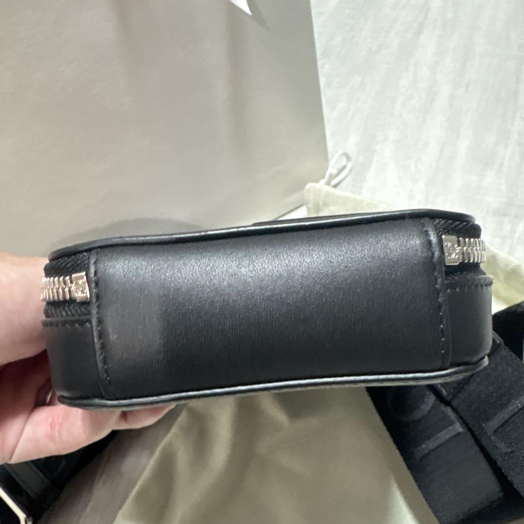 バーティカル クロスボディポケット
