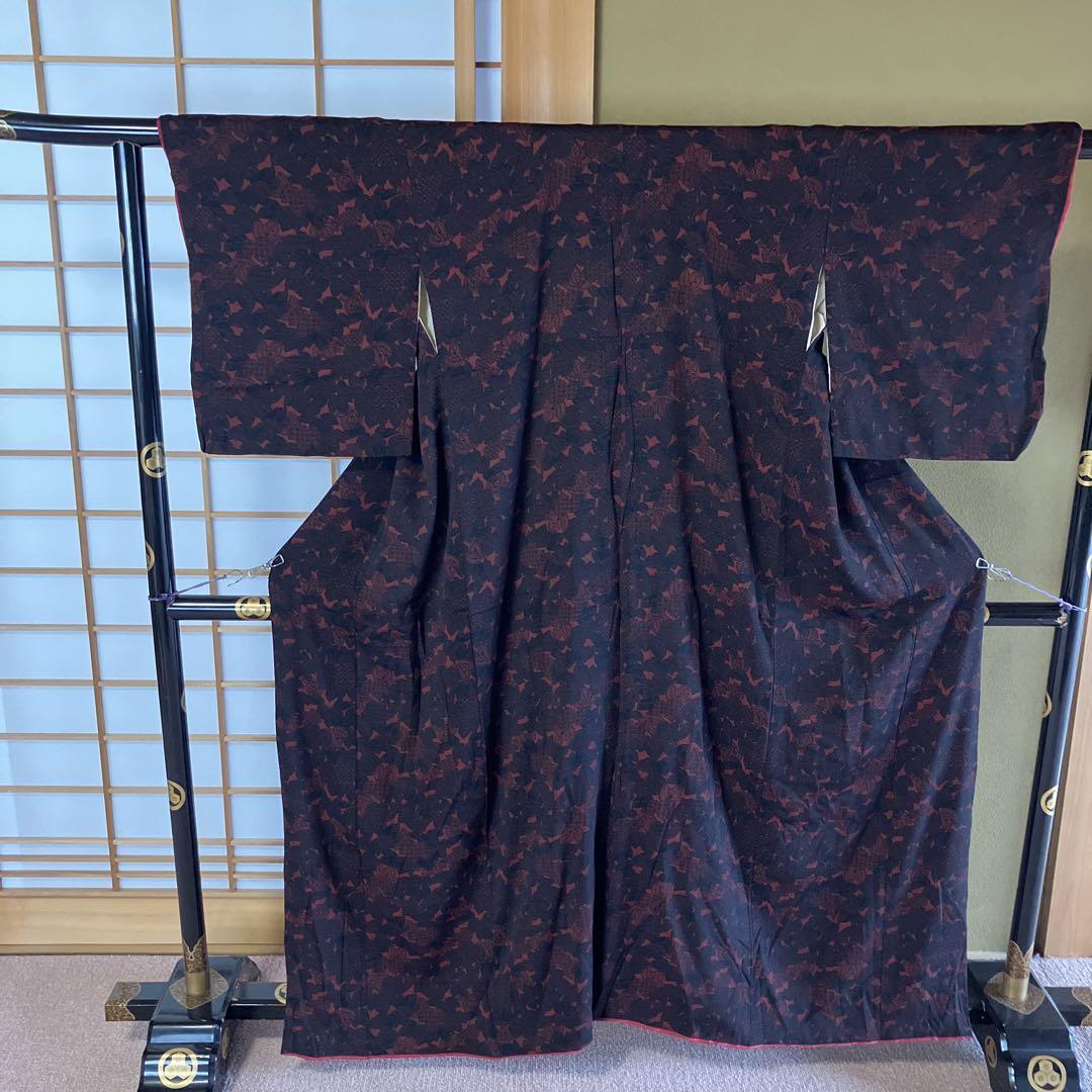 320①ビンテージ小紋　正絹　薄手　さび朱に黒の葉柄　印伝風