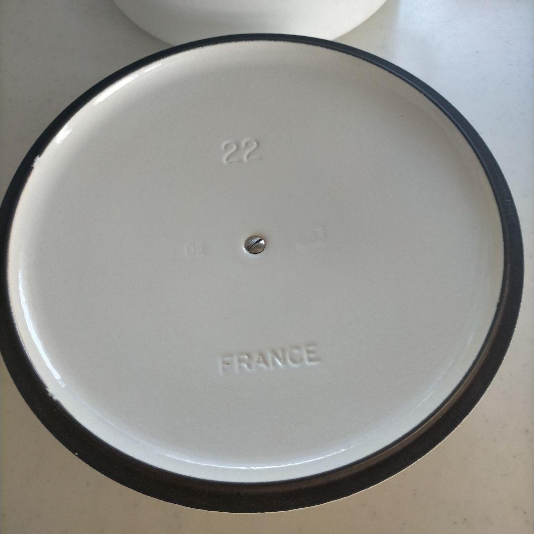 ル・クルーゼ（Le Creuset）シグニチャー ココット・ロンド 22cm 白